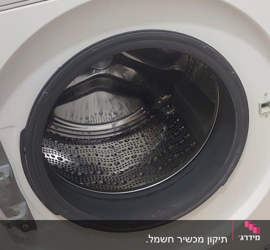 מכונת כביסה עם דלת פתוחה ולוח בקרה